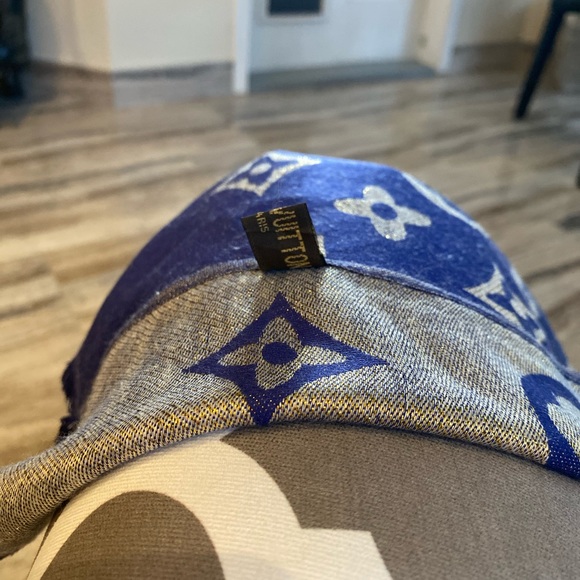 Beautiful scarf in brand new condition. - Picture 8 of 8